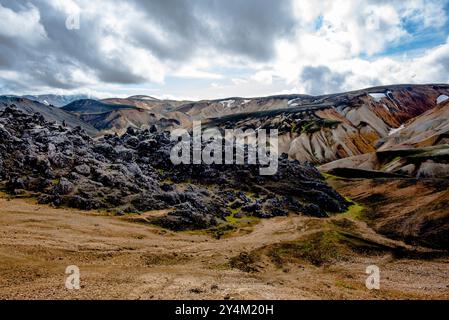 Les montagnes de rhyolite multicolores, de vastes étendues de lave et de sources chaudes dans la région montagneuse du parc Landmannalaugar près du volcan Hekla en So Banque D'Images