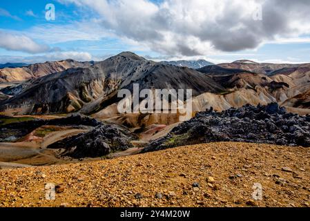 Les montagnes de rhyolite multicolores, de vastes étendues de lave et de sources chaudes dans la région montagneuse du parc Landmannalaugar près du volcan Hekla en So Banque D'Images