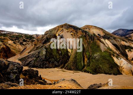 Les montagnes de rhyolite multicolores, de vastes étendues de lave et de sources chaudes dans la région montagneuse du parc Landmannalaugar près du volcan Hekla en So Banque D'Images