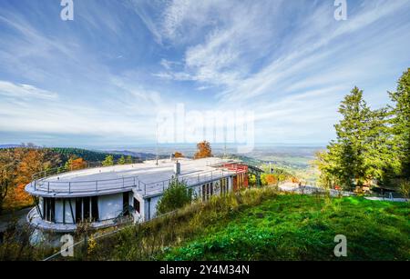 Vue depuis Schauinsland dans la Forêt Noire de la nature environnante près de Freiburg im Breisgau. Paysage avec forêts et collines en automne. Banque D'Images