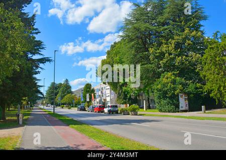 Nova Gorica, Slovénie - 7 septembre 2024. Erjavceva Ulica dans le centre-ville de Nova Gorica. Une des rues principales de cette ville planifiée Banque D'Images