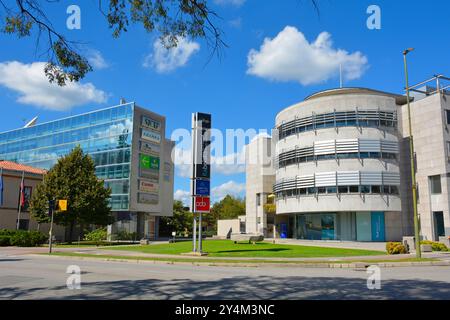 Nova Gorica, Slovénie - 7 septembre 2024. Bâtiments modernes sur Erjavceva Ulica dans le centre-ville de Nova Gorica. Une des rues principales de cette ville planifiée, Banque D'Images