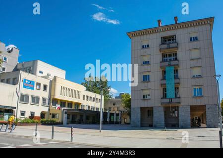 Nova Gorica, Slovénie - 7 septembre 2024. Kidriceva Ulica au carrefour de Trg Edvarda Kardelja dans le centre-ville de Nova Gorica. Sur la droite se trouve la mairie Banque D'Images