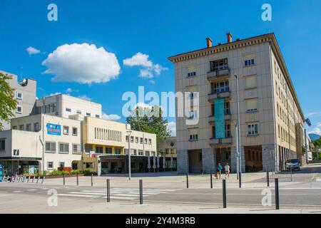 Nova Gorica, Slovénie - 7 septembre 2024. Kidriceva Ulica au carrefour de Trg Edvarda Kardelja, au centre-ville de Nova Gorica. Sur la droite se trouve la mairie Banque D'Images