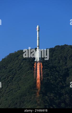 Xichang. 19 septembre 2024. Les 59e et 60e satellites du système BeiDou sont lancés à 9h14 (heure de Pékin) par une fusée longue March-3B et l'étage supérieur Yuanzheng-1 (Expedition-1) attaché à la fusée depuis le centre de lancement de satellites Xichang dans la province du Sichuan, au sud-ouest de la Chine, le 19 septembre 2024. Crédit : Yang Zhiyuan/Xinhua/Alamy Live News Banque D'Images