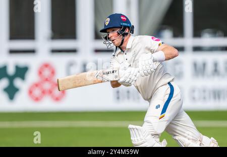 Harry est venu frapper pour le Derbyshire dans un match de championnat du comté entre le Derbyshire et le Middlesex Banque D'Images