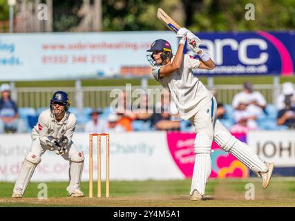 Harry Moore battant pour le Derbyshire dans un match de championnat du comté entre le Derbyshire et le Middlesex Banque D'Images