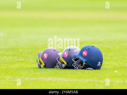 Casques de cricket laissés sur le terrain lors d'un match de championnat du comté entre le Derbyshire et le Middlesex Banque D'Images