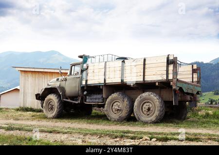 Matériel agricole. Vieux camion dans la ferme près des montagnes Banque D'Images