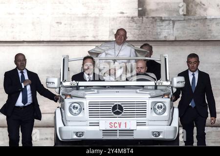 Cité du Vatican, Vatican, 18 septembre 2024. Le pape François lors de son audience générale hebdomadaire sur la place Pierre au Vatican. Maria Grazia Picciarella/Alamy Live News Banque D'Images