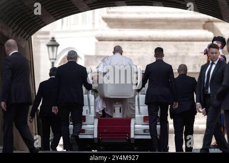 Cité du Vatican, Vatican, 18 septembre 2024. Le pape François lors de son audience générale hebdomadaire sur la place Pierre au Vatican. Maria Grazia Picciarella/Alamy Live News Banque D'Images