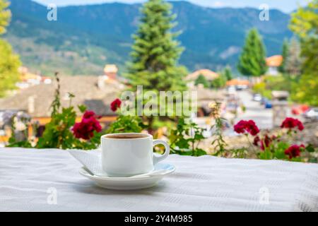 Tasse blanche de café grec dans une taverne traditionnelle. Metsovo, Épire, Grèce Banque D'Images