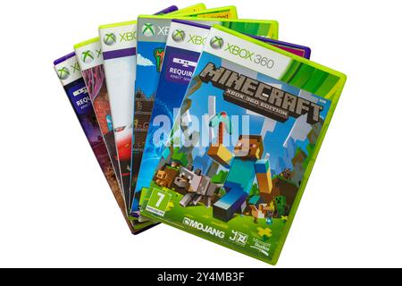 Pile de jeux Xbox 360 avec jeu vidéo Minecraft sur le dessus isolé sur fond blanc Banque D'Images
