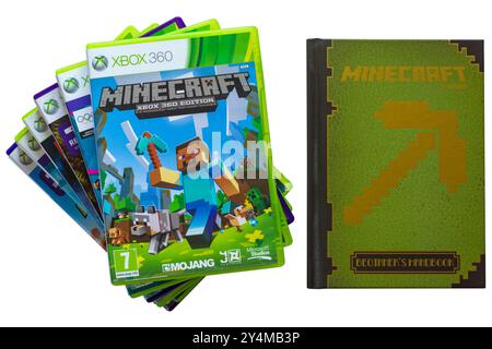 Pile de jeux Xbox 360 avec jeu vidéo Minecraft sur le dessus avec Minecraft Beginners Handbook isolé sur fond blanc Banque D'Images