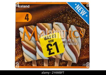 Boîte de nouvelles glaces Iceland Majestics Chocolate & Caramel Twister isolées sur blanc - sucettes à crème glacée à saveur chocolat vanille et caramel Banque D'Images