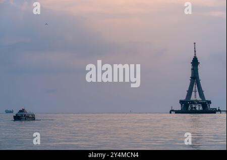 Une silhouette majestueuse du pont Tamsui en construction est baignée dans les teintes dorées du coucher du soleil. La structure inachevée se tient haute contre un V. Banque D'Images