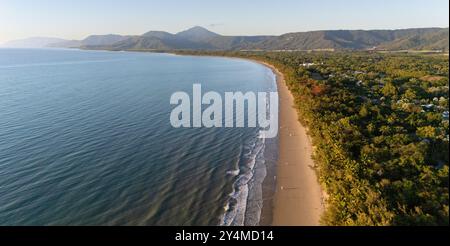 Port Douglas, Queensland, Australie. Four Mile Beach Port Douglas dans le nord du Queensland. Banque D'Images