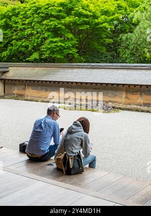 Visiteurs à Kare-sansui - paysage sec jardin du temple zen, Ryoan-ji, Kyoto, Japon Banque D'Images