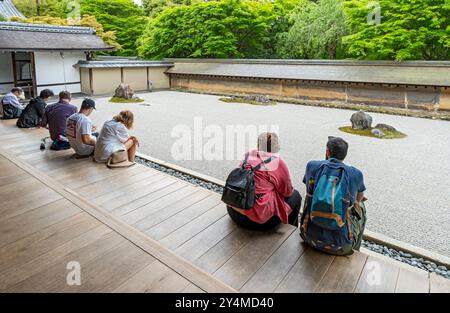 Visiteurs à Kare-sansui - paysage sec jardin du temple zen, Ryoan-ji, Kyoto, Japon Banque D'Images