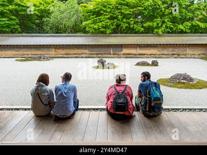 Visiteurs à Kare-sansui - paysage sec jardin du temple zen, Ryoan-ji, Kyoto, Japon Banque D'Images