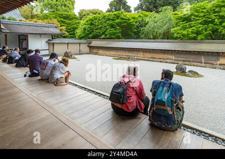 Visiteurs à Kare-sansui - paysage sec jardin du temple zen, Ryoan-ji, Kyoto, Japon Banque D'Images