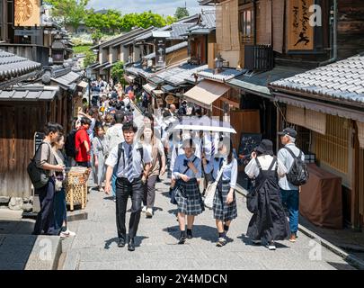 Ancienne Ninenzaka, ou Ninen-zaka, rue piétonne pavée de pierre, Kyoto, Japon Banque D'Images