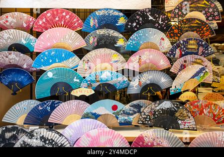 Ventilateurs pliants japonais exposés, Kyoto, Japon Banque D'Images