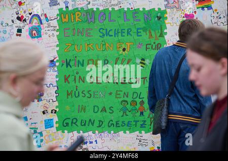 AM Vortag des 70. Weltkindertages AM 20. Septembre 2024 setzten das Deutsche Kinderhilfswerk DKHW und UNICEF Deutschland gemeinsam mit engierten Jungen Menschen und im Beisein von Bundesfamilienministerin Lisa Paus mit einem Puzzel auf dem Platz vor dem Paul-Loebe-Haus Löbe in Berlin ein wichtiges Zeichen fuer die der Kinder Foto vom 19.09.2024. Die einzelnen Puzzle-Teile wurden von Kindern und Jugendlichen, diverser Kinderrechte- Schulen, Kindertagesstaetten, Kinder- und Jugendhaeuser, Familienzentren, Bibliotheken, Kinderfreundlicher Kommunen sowie Einrichtungen fuer Gefluechtete au Banque D'Images