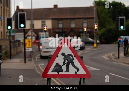 Travaux routiers, risque de dérapage, rectification, chaussée, copeaux de pierre, grain, balai, rouleau, véhicule, débardage, panneau d'avertissement rouge, travaux pour les jambes, sentier Banque D'Images