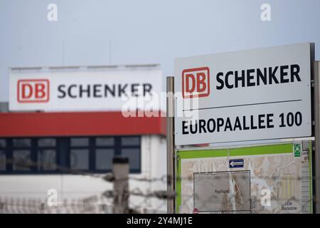 Aussenansicht des DB Schenker Gueterverteilzentrums in Duisburg-Friemersheim, LKW, Container, Ladebruecken, Wechselbehaelter, Firmenlogo, allgemein, Feature, Randmotiv, Symbolfoto AM 19.09.2024 in Duisburg/ Deutschland. La réglementation DFL interdit toute utilisation de photographies comme séquences d'images et/ou quasi-vidéo Ã *** vue extérieure du centre de distribution de marchandises DB Schenker à Duisburg Friemersheim, camion, conteneur, ponts de chargement, caisses mobiles, logo de l'entreprise, général, caractéristique, motif de bordure, symbole photo sur 19 09 2024 à Duisburg Allemagne la réglementation DFL interdit toute utilisation de photographies comme image seque Banque D'Images