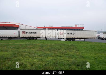 Aussenansicht des DB Schenker Gueterverteilzentrums in Duisburg-Friemersheim, LKW, Container, Ladebruecken, Wechselbehaelter, Firmenlogo, allgemein, Feature, Randmotiv, Symbolfoto AM 19.09.2024 in Duisburg/ Deutschland. La réglementation DFL interdit toute utilisation de photographies comme séquences d'images et/ou quasi-vidéo Ã *** vue extérieure du centre de distribution de marchandises DB Schenker à Duisburg Friemersheim, camion, conteneur, ponts de chargement, caisses mobiles, logo de l'entreprise, général, caractéristique, motif de bordure, symbole photo sur 19 09 2024 à Duisburg Allemagne la réglementation DFL interdit toute utilisation de photographies comme image seque Banque D'Images