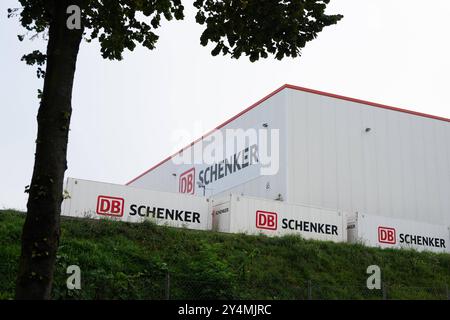 Aussenansicht des DB Schenker Gueterverteilzentrums in Duisburg-Friemersheim, LKW, Container, Ladebruecken, Wechselbehaelter, Firmenlogo, allgemein, Feature, Randmotiv, Symbolfoto AM 19.09.2024 in Duisburg/ Deutschland. La réglementation DFL interdit toute utilisation de photographies comme séquences d'images et/ou quasi-vidéo Ã *** vue extérieure du centre de distribution de marchandises DB Schenker à Duisburg Friemersheim, camion, conteneur, ponts de chargement, caisses mobiles, logo de l'entreprise, général, caractéristique, motif de bordure, symbole photo sur 19 09 2024 à Duisburg Allemagne la réglementation DFL interdit toute utilisation de photographies comme image seque Banque D'Images