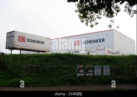 Aussenansicht des DB Schenker Gueterverteilzentrums in Duisburg-Friemersheim, LKW, Container, Ladebruecken, Wechselbehaelter, Firmenlogo, allgemein, Feature, Randmotiv, Symbolfoto AM 19.09.2024 in Duisburg/ Deutschland. La réglementation DFL interdit toute utilisation de photographies comme séquences d'images et/ou quasi-vidéo Ã *** vue extérieure du centre de distribution de marchandises DB Schenker à Duisburg Friemersheim, camion, conteneur, ponts de chargement, caisses mobiles, logo de l'entreprise, général, caractéristique, motif de bordure, symbole photo sur 19 09 2024 à Duisburg Allemagne la réglementation DFL interdit toute utilisation de photographies comme image seque Banque D'Images