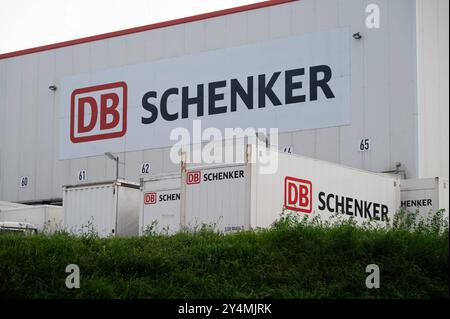 Aussenansicht des DB Schenker Gueterverteilzentrums in Duisburg-Friemersheim, LKW, Container, Ladebruecken, Wechselbehaelter, Firmenlogo, allgemein, Feature, Randmotiv, Symbolfoto AM 19.09.2024 in Duisburg/ Deutschland. La réglementation DFL interdit toute utilisation de photographies comme séquences d'images et/ou quasi-vidéo Ã *** vue extérieure du centre de distribution de marchandises DB Schenker à Duisburg Friemersheim, camion, conteneur, ponts de chargement, caisses mobiles, logo de l'entreprise, général, caractéristique, motif de bordure, symbole photo sur 19 09 2024 à Duisburg Allemagne la réglementation DFL interdit toute utilisation de photographies comme image seque Banque D'Images