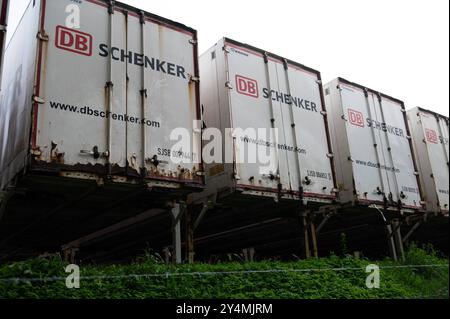 Aussenansicht des DB Schenker Gueterverteilzentrums in Duisburg-Friemersheim, LKW, Container, Ladebruecken, Wechselbehaelter, Firmenlogo, allgemein, Feature, Randmotiv, Symbolfoto AM 19.09.2024 in Duisburg/ Deutschland. La réglementation DFL interdit toute utilisation de photographies comme séquences d'images et/ou quasi-vidéo Ã *** vue extérieure du centre de distribution de marchandises DB Schenker à Duisburg Friemersheim, camion, conteneur, ponts de chargement, caisses mobiles, logo de l'entreprise, général, caractéristique, motif de bordure, symbole photo sur 19 09 2024 à Duisburg Allemagne la réglementation DFL interdit toute utilisation de photographies comme image seque Banque D'Images