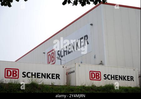 Aussenansicht des DB Schenker Gueterverteilzentrums in Duisburg-Friemersheim, LKW, Container, Ladebruecken, Wechselbehaelter, Firmenlogo, allgemein, Feature, Randmotiv, Symbolfoto AM 19.09.2024 in Duisburg/ Deutschland. La réglementation DFL interdit toute utilisation de photographies comme séquences d'images et/ou quasi-vidéo Ã *** vue extérieure du centre de distribution de marchandises DB Schenker à Duisburg Friemersheim, camion, conteneur, ponts de chargement, caisses mobiles, logo de l'entreprise, général, caractéristique, motif de bordure, symbole photo sur 19 09 2024 à Duisburg Allemagne la réglementation DFL interdit toute utilisation de photographies comme image seque Banque D'Images