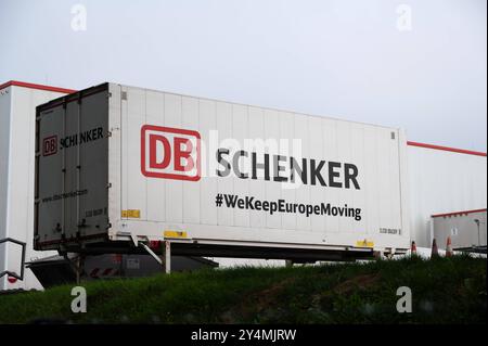 Aussenansicht des DB Schenker Gueterverteilzentrums in Duisburg-Friemersheim, LKW, Container, Ladebruecken, Wechselbehaelter, Firmenlogo, allgemein, Feature, Randmotiv, Symbolfoto AM 19.09.2024 in Duisburg/ Deutschland. La réglementation DFL interdit toute utilisation de photographies comme séquences d'images et/ou quasi-vidéo Ã *** vue extérieure du centre de distribution de marchandises DB Schenker à Duisburg Friemersheim, camion, conteneur, ponts de chargement, caisses mobiles, logo de l'entreprise, général, caractéristique, motif de bordure, symbole photo sur 19 09 2024 à Duisburg Allemagne la réglementation DFL interdit toute utilisation de photographies comme image seque Banque D'Images