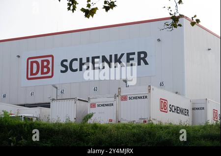 Aussenansicht des DB Schenker Gueterverteilzentrums in Duisburg-Friemersheim, LKW, Container, Ladebruecken, Wechselbehaelter, Firmenlogo, allgemein, Feature, Randmotiv, Symbolfoto AM 19.09.2024 in Duisburg/ Deutschland. La réglementation DFL interdit toute utilisation de photographies comme séquences d'images et/ou quasi-vidéo Ã *** vue extérieure du centre de distribution de marchandises DB Schenker à Duisburg Friemersheim, camion, conteneur, ponts de chargement, caisses mobiles, logo de l'entreprise, général, caractéristique, motif de bordure, symbole photo sur 19 09 2024 à Duisburg Allemagne la réglementation DFL interdit toute utilisation de photographies comme image seque Banque D'Images