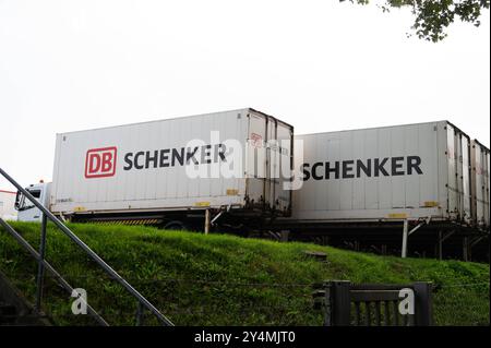 Aussenansicht des DB Schenker Gueterverteilzentrums in Duisburg-Friemersheim, LKW, Container, Ladebruecken, Wechselbehaelter, Firmenlogo, allgemein, Feature, Randmotiv, Symbolfoto AM 19.09.2024 in Duisburg/ Deutschland. La réglementation DFL interdit toute utilisation de photographies comme séquences d'images et/ou quasi-vidéo Ã *** vue extérieure du centre de distribution de marchandises DB Schenker à Duisburg Friemersheim, camion, conteneur, ponts de chargement, caisses mobiles, logo de l'entreprise, général, caractéristique, motif de bordure, symbole photo sur 19 09 2024 à Duisburg Allemagne la réglementation DFL interdit toute utilisation de photographies comme image seque Banque D'Images