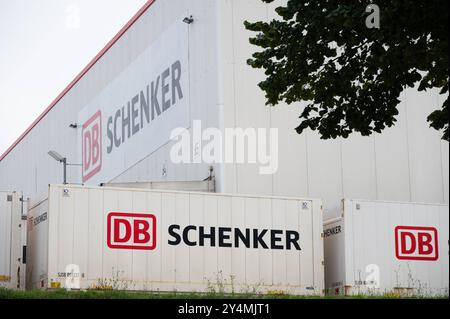 Aussenansicht des DB Schenker Gueterverteilzentrums in Duisburg-Friemersheim, LKW, Container, Ladebruecken, Wechselbehaelter, Firmenlogo, allgemein, Feature, Randmotiv, Symbolfoto AM 19.09.2024 in Duisburg/ Deutschland. La réglementation DFL interdit toute utilisation de photographies comme séquences d'images et/ou quasi-vidéo Ã *** vue extérieure du centre de distribution de marchandises DB Schenker à Duisburg Friemersheim, camion, conteneur, ponts de chargement, caisses mobiles, logo de l'entreprise, général, caractéristique, motif de bordure, symbole photo sur 19 09 2024 à Duisburg Allemagne la réglementation DFL interdit toute utilisation de photographies comme image seque Banque D'Images