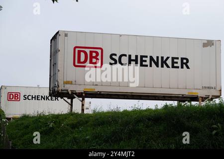 Aussenansicht des DB Schenker Gueterverteilzentrums in Duisburg-Friemersheim, LKW, Container, Ladebruecken, Wechselbehaelter, Firmenlogo, allgemein, Feature, Randmotiv, Symbolfoto AM 19.09.2024 in Duisburg/ Deutschland. La réglementation DFL interdit toute utilisation de photographies comme séquences d'images et/ou quasi-vidéo Ã *** vue extérieure du centre de distribution de marchandises DB Schenker à Duisburg Friemersheim, camion, conteneur, ponts de chargement, caisses mobiles, logo de l'entreprise, général, caractéristique, motif de bordure, symbole photo sur 19 09 2024 à Duisburg Allemagne la réglementation DFL interdit toute utilisation de photographies comme image seque Banque D'Images