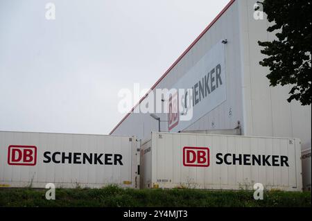 Aussenansicht des DB Schenker Gueterverteilzentrums in Duisburg-Friemersheim, LKW, Container, Ladebruecken, Wechselbehaelter, Firmenlogo, allgemein, Feature, Randmotiv, Symbolfoto AM 19.09.2024 in Duisburg/ Deutschland. La réglementation DFL interdit toute utilisation de photographies comme séquences d'images et/ou quasi-vidéo Ã *** vue extérieure du centre de distribution de marchandises DB Schenker à Duisburg Friemersheim, camion, conteneur, ponts de chargement, caisses mobiles, logo de l'entreprise, général, caractéristique, motif de bordure, symbole photo sur 19 09 2024 à Duisburg Allemagne la réglementation DFL interdit toute utilisation de photographies comme image seque Banque D'Images