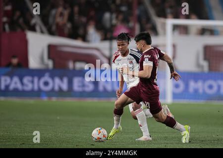 Jonathan torres de lanus (27) contrôle un ballon contre Jaime Alvarado de Medellín (15) ce mercredi, à partir de 21h30, Lanús et Independiente Medellín (DIM) se sont affrontés dans la première manche des quarts de finale de la Copa Sudamericana 2024, à Buenos Aires, Argentine, le 18 septembre 2024. Lanus a atteint le top huit du deuxième tournoi le plus important en Amérique du Sud au niveau des clubs après avoir battu l'actuelle championne, Liga de Quito, 5-2 au total. Medellín, pour sa part, a battu Palestino au dernier tour par 6 à 2. (Photo UNAR photo/SIPA USA) Banque D'Images