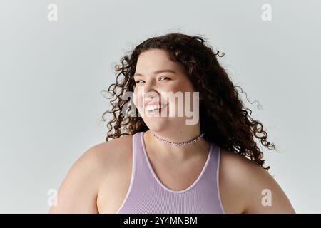 Cette femme élégante rayonne de joie et de confiance, mettant en valeur sa beauté et son charme. Banque D'Images