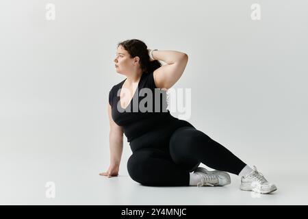 Une superbe femme grande taille met en valeur son élégance et sa beauté en toute confiance. Banque D'Images