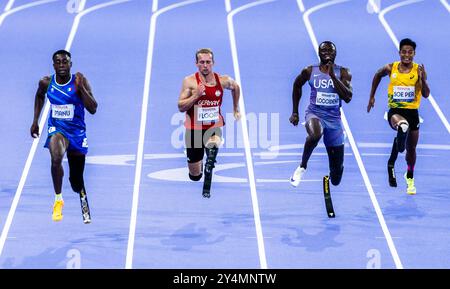 PARIS, FRANCE - 01 SEPTEMBRE : Johannes Floors, allemagne (2.l), court plus de 100 m pendant la compétition d'athlétisme du jeu paralympique d'été de Paris 2024 Banque D'Images