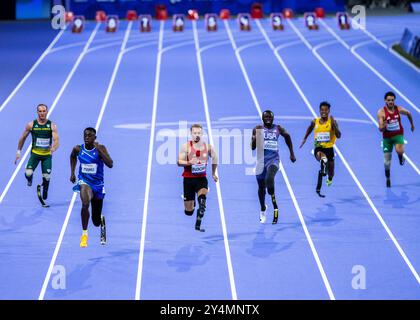 PARIS, FRANCE - 01 SEPTEMBRE : Johannes Floors, allemagne (3.l), court plus de 100 m pendant la compétition d'athlétisme du jeu paralympique d'été de Paris 2024 Banque D'Images