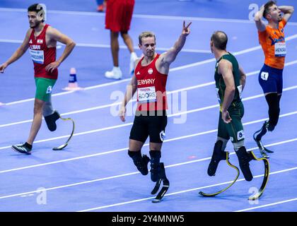 PARIS, FRANCE - 1er SEPTEMBRE : Johannes Floors d'allemagne sourit après le 100m de course pendant la compétition d'athlétisme des Paralympi d'été de Paris 2024 Banque D'Images