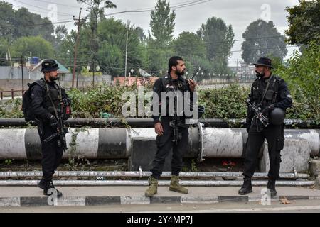 Srinagar, Inde. 19 septembre 2024. Les commandos de la Garde nationale de sécurité (NSG) restent en alerte lors d'un rassemblement politique du premier ministre indien Narendra Modi, à l'approche des élections de l'Assemblée d'État à Srinagar. Alors que la course électorale s'intensifie au Jammu-et-Cachemire, le premier ministre indien Narendra Modi a organisé un rassemblement politique à Srinagar avant la deuxième phase des élections de l'Assemblée, prévue pour septembre 25 juste après la fin de la première phase du scrutin. Crédit : SOPA images Limited/Alamy Live News Banque D'Images