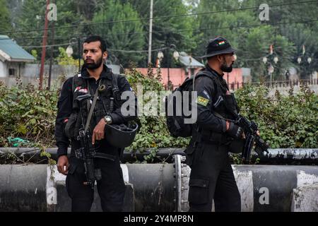 Srinagar, Inde. 19 septembre 2024. Les commandos de la Garde nationale de sécurité (NSG) restent en alerte lors d'un rassemblement politique du premier ministre indien Narendra Modi, à l'approche des élections de l'Assemblée d'État à Srinagar. Alors que la course électorale s'intensifie au Jammu-et-Cachemire, le premier ministre indien Narendra Modi a organisé un rassemblement politique à Srinagar avant la deuxième phase des élections de l'Assemblée, prévue pour septembre 25 juste après la fin de la première phase du scrutin. Crédit : SOPA images Limited/Alamy Live News Banque D'Images